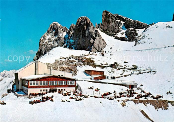 Mittenwald Bayern Karwendelgebirge mit Bergstation und Sonnenhang