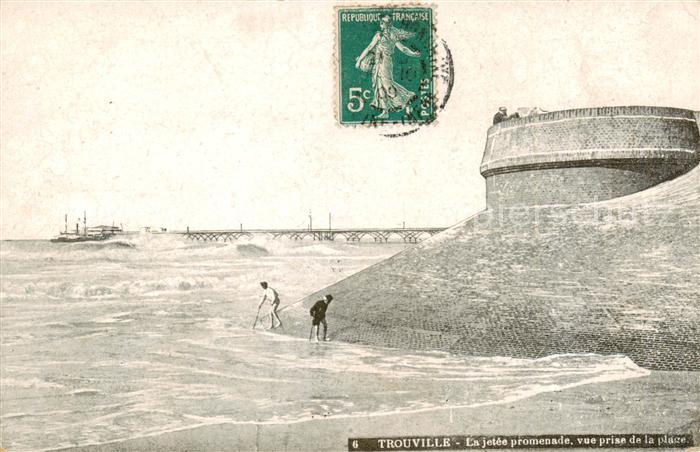 Trouville-sur-Mer En jetee promenade vue prise de la place