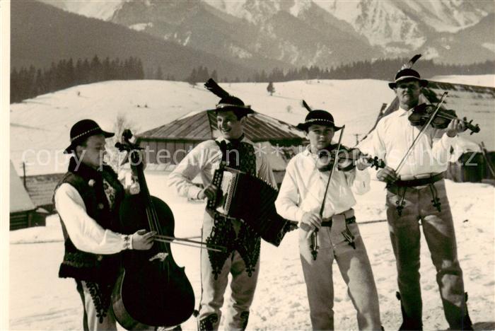 Zdiar Vysoke Tatry SK Zdiarski muzikanti V pozadi Zdiarska vidla a Havran
