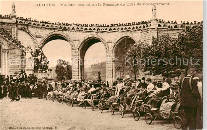 Lourdes 65 Malades attendant le Passage du Tres Sa