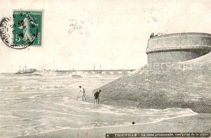 Trouville-sur-Mer En jetee promenade vue prise de la plage