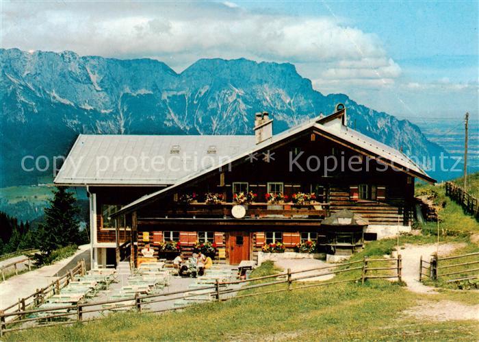 BERCHTESGADEN Bayern Schihuette auf dem Rossfeld mit Untersberg Rossfeld-Hoehenr