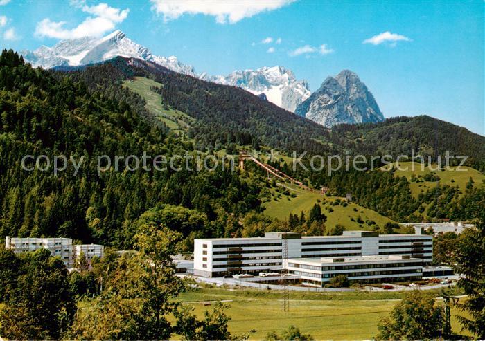 GARMISCH-PARTENKIRCHEN Bayern Kreiskrankenhaus mit Alpspitze Zugspitze und Kl un