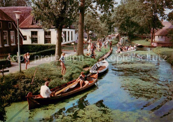 Giethoorn NL Am Kanal Bootspartien