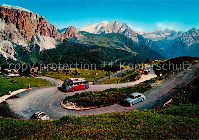 Sellapass Dolomitenstrasse am Sella Joch gegen die Marmolada