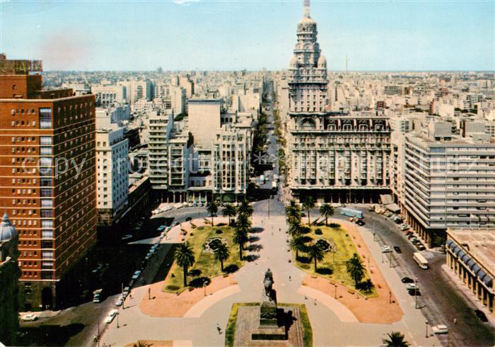 Montevideo  Uruguay Vista parcial de pza indepencia al centro la av 18 de Julio