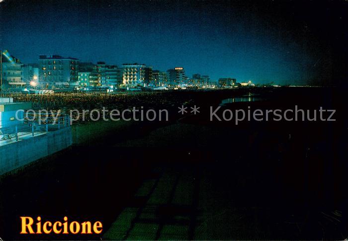 Riccione Rimini IT Strand und Gasthaeuser bei Nacht
