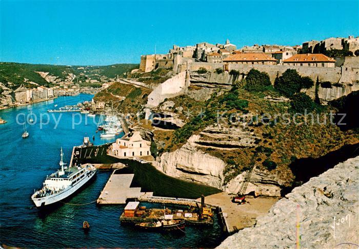 Bonifacio Corse du Sud Sous les remparts de la ville Bâteau de pêche Port