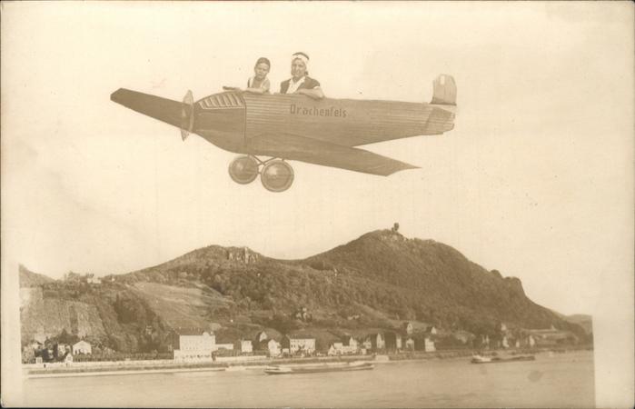 Koenigswinter Propellerflugzeug Drachenfels