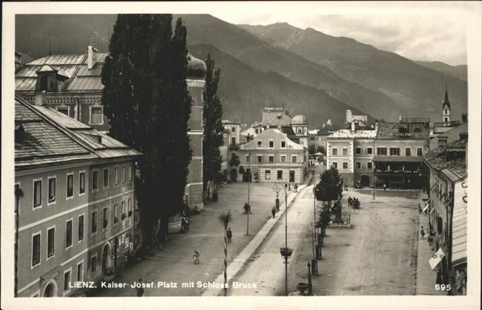 Lienz Tirol Kaiser_Josef_Platz mit Schloss Bruck