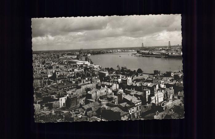 Bordeaux Vue generale des bords de la Garonne
