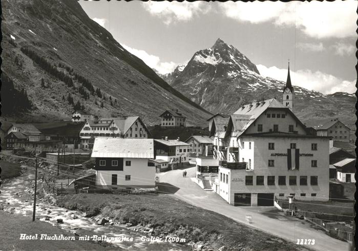 Galtuer Tirol Ortsstrasse Hotel Fluchthorn mit Ballun