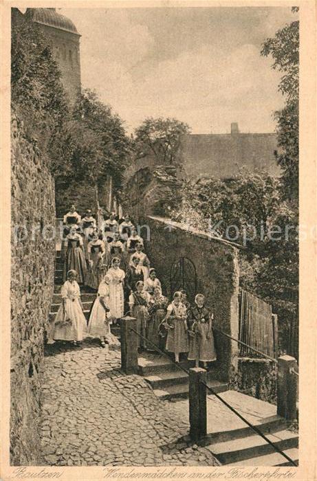 Bautzen Sachsen Wandermaedchen an der Fischerpforte