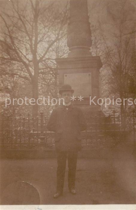 Hilden Duesseldorf Mann vor Denkmal