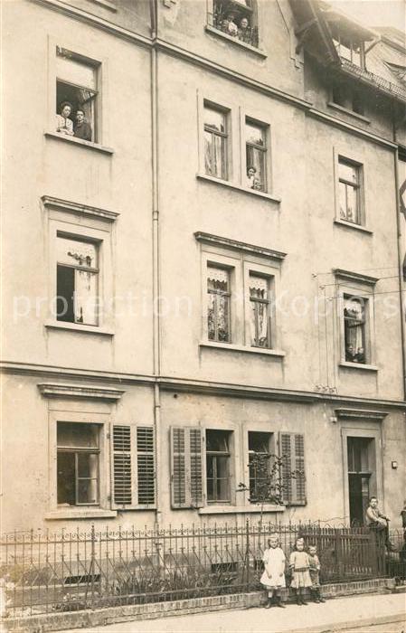 MAGDEBURG  CITY Kinder vor Wohnhaus