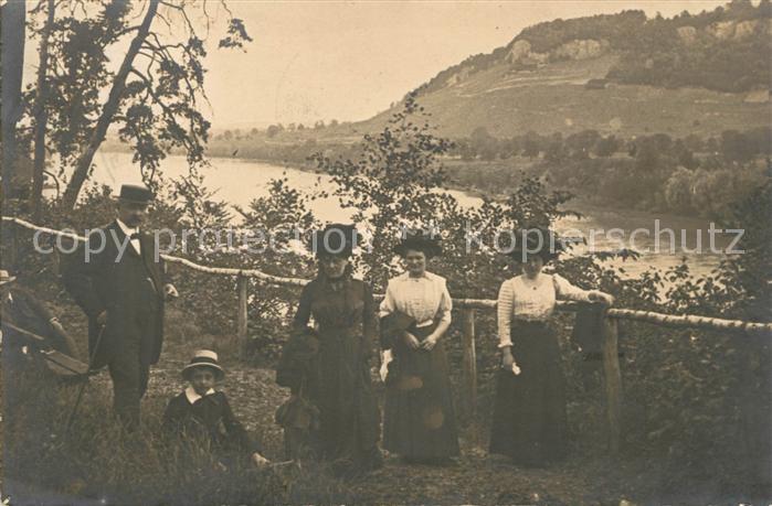 Ennetbaden Familienfoto Gruppenbild Spaziergang am Fluss