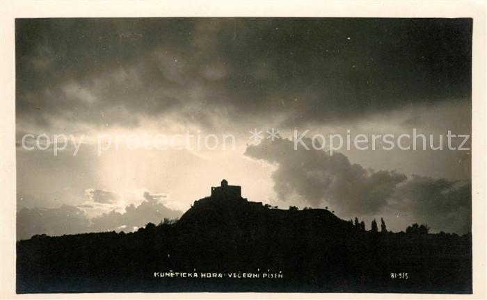 Kuneticka Hora Vecerni Pisen Burg in der Abenddaemmerung