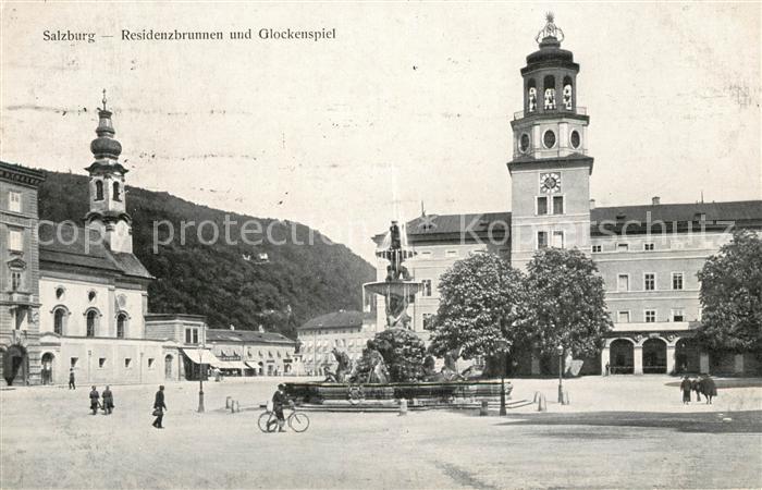 Salzburg Oesterreich Residenzbrunnen mit Glockenspiel