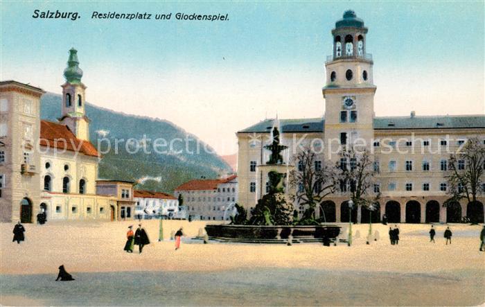 Salzburg Oesterreich Residenzplatz und Glockenspiel