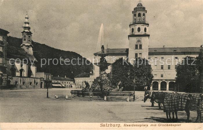 Salzburg Oesterreich Residenzplatz mit Glockenspiel Pferdekutschen