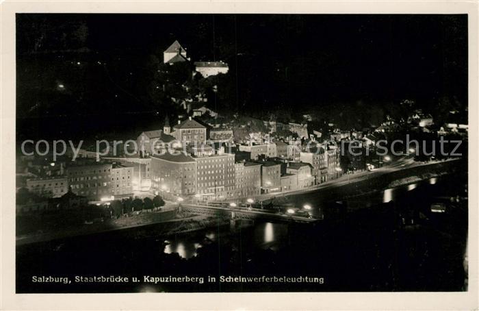 Salzburg Oesterreich Staatsbruecke und Kapuzinerberg bei Nacht