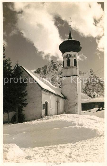 Schruns Vorarlberg verschneites Dorf mit Kirche