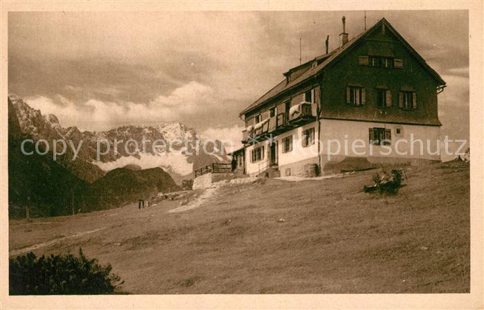 GARMISCH-PARTENKIRCHEN Bayern Kreuzeckhaus mit Zugspitze Wettersteingebirge