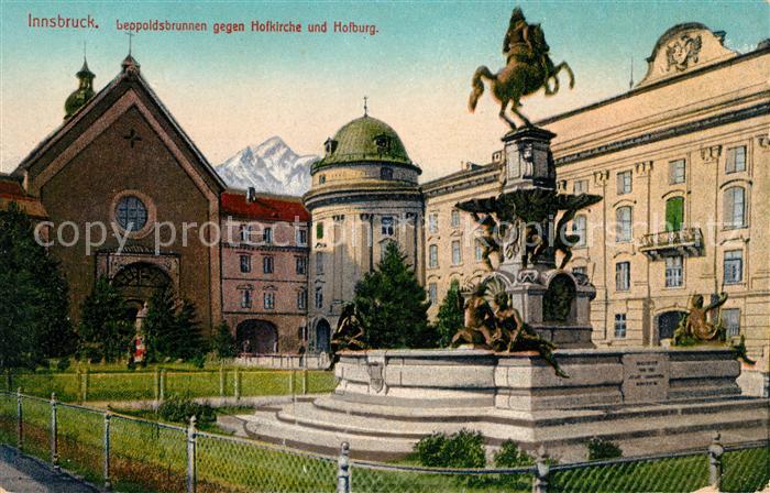 Innsbruck Leopoldsbrunnen gegen Hofkirche und Hofburg