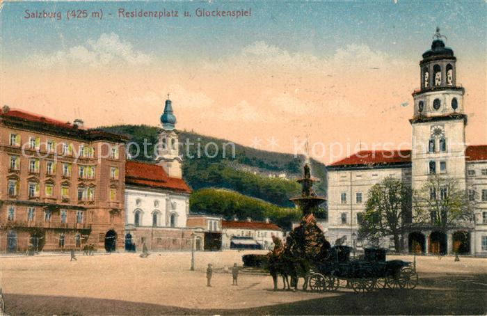 Salzburg Oesterreich Residenzplatz und Glockenspiel Pferdekutsche