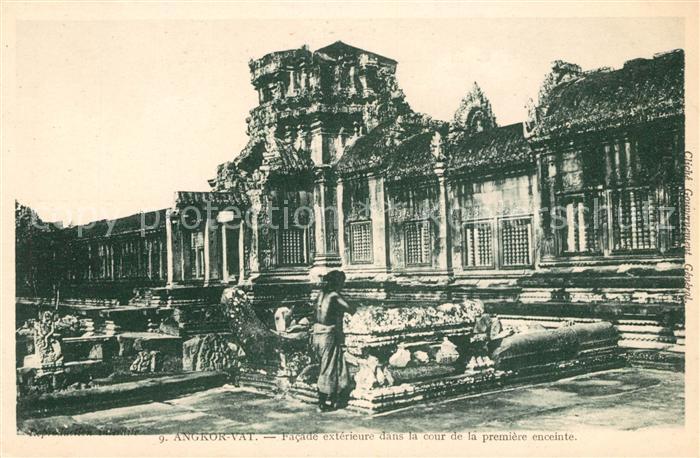 Angkor Wat Ruines Temple Facade exterieure dans la cour de la premiere enceinte