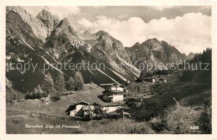Herzebenalm Alpe im Pinnistal Alpenpanorama Stubaier Alpen