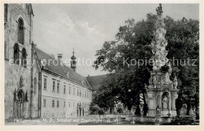 Heiligenkreuz Niederoesterreich Stiftshof mit Dreifaltigkeitssaeule
