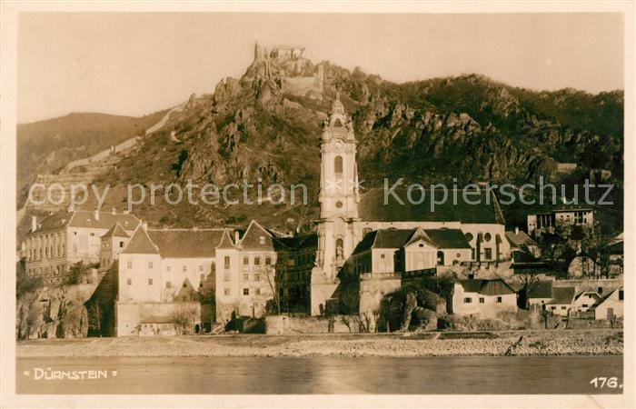 Duernstein Wachau Blick ueber die Donau Kirche Burgruine