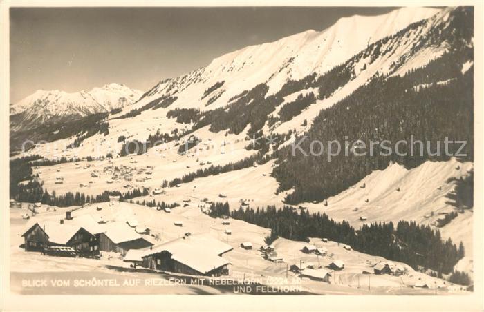 Riezlern Kleinwalsertal Vorarlberg Winterpanorama Blick vom Schoentel mit Nebelh