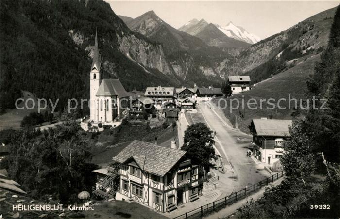 Heiligenblut Kaernten Ortsansicht mit Kirche Blick zum Grossglockner Hohe Tauern