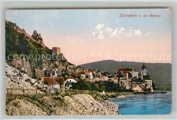 Duernstein Wachau Uferstrasse an der Donau