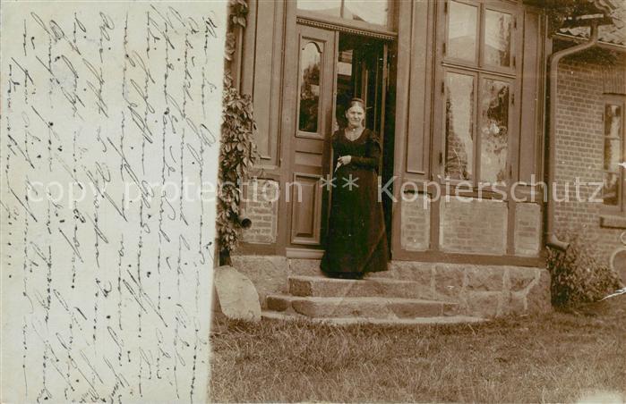 HAMBURG  CITY Dame am Hauseingang