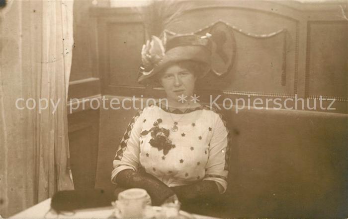 HAMBURG  CITY Dame im Cafe