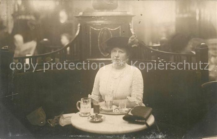 HAMBURG  CITY Dame im Cafe