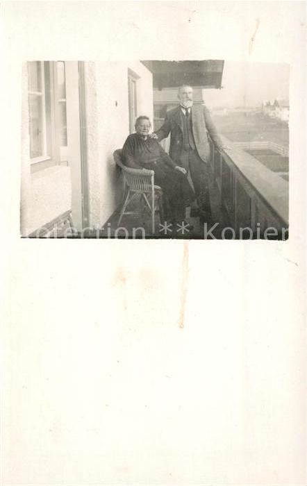 Oberstdorf Altes Paar auf dem Balkon