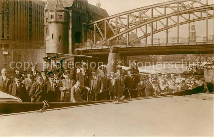 HAMBURG CITY Gruppenbild auf Dampfer Anlegestelle