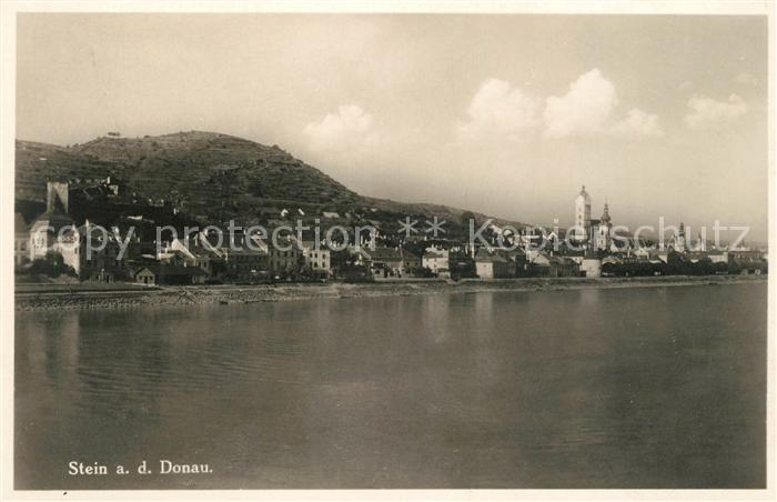 Stein Donau Blick ueber die Donau