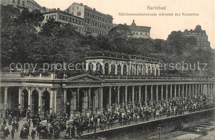 Karlsbad Eger Muehlbrunnenkolonnade waehrend des Konzerts