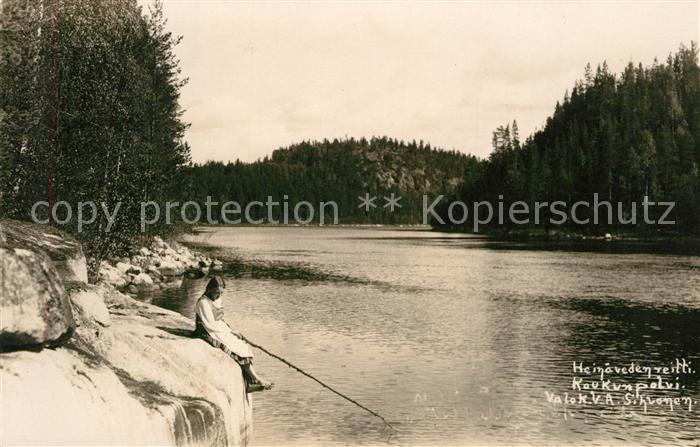 Finnland Heinaevedenreitti Maedchen beim Angeln