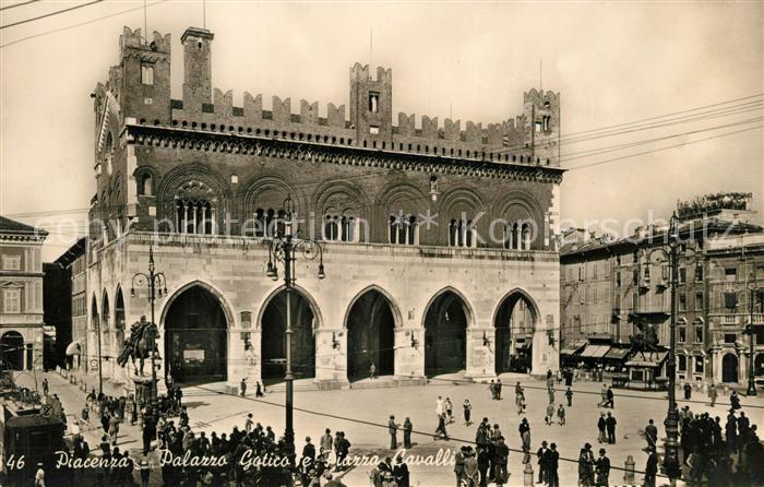 Piacenza Palazzo Gotico e Piazza Cavalli