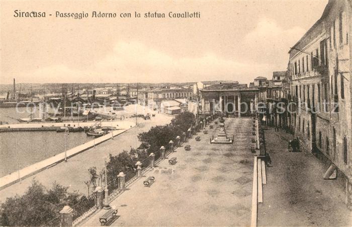 Siracusa Passeggio Adorno con la statua Cavallotti