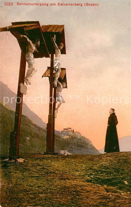 Bozen Suedtirol Sonnenuntergang am Calvarienberg Kreuze Priester