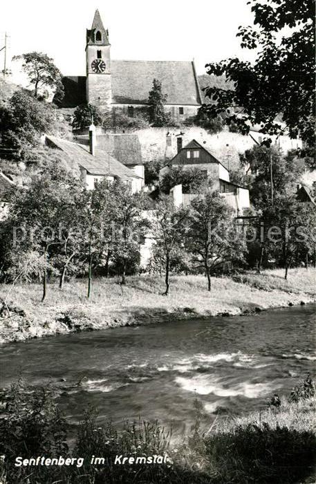 Senftenberg Niederoesterreich Uferpartie am Fluss Blick zur Kirche