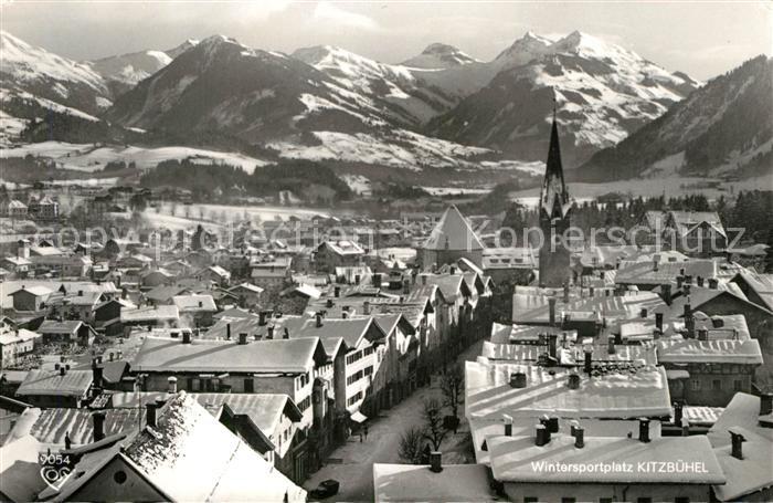 Kitzbuehel Tirol Stadtbild mit Kirche Wintersportplatz Kitzbueheler Alpen