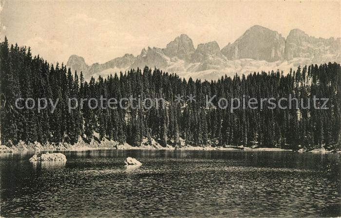 Karersee Suedtirol mit Rosengartengruppe und Karersee Hotel